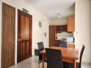 马尔萨斯卡拉Sea views apartment-wifi-sleep 5的厨房以及带木桌和椅子的用餐室。