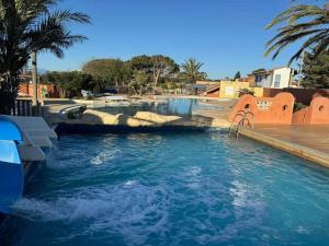 鲁西隆地区卡内Casa Luisa Mobil Home的度假村的游泳池,带水滑梯