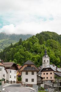 PodbrdoHiša Juliana - Perfect Starting Point To Explore Slovenia的一座小镇,有教堂和山