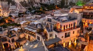 于尔居普Utopia Cave Cappadocia的夜晚城市的空中景观