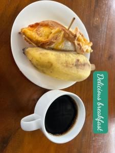河江LiLa Inn & Motorbike Tours Ha Giang的两盘食物,配上香蕉和咖啡