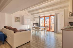 卡斯泰拉马莱Marina di Petrolo Apartments的客厅配有沙发和桌子