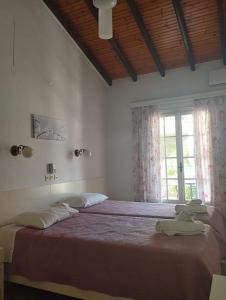 卡西奥皮卡拉米奥纳斯公寓的一间卧室设有两张床和窗户。