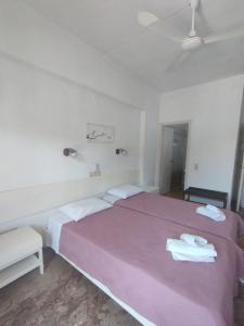 卡西奥皮卡拉米奥纳斯公寓的一间卧室配有粉红色的床和毛巾