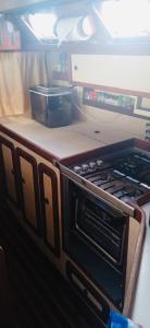 CareneroSail boat in Bocas del Toro的厨房柜台配有炉灶和盒子