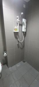 吉隆坡CUSHY DORM at KLCC的一间带卫生间和墙上饮水机的浴室