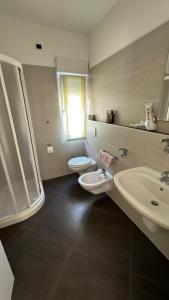卡尔切拉尼卡阿拉戈B&B DIVINO的浴室配有盥洗盆、卫生间和盥洗盆。
