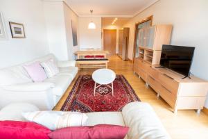 扎马亚Ondartxo II - ONGI ETORRI的客厅配有白色沙发和平面电视。