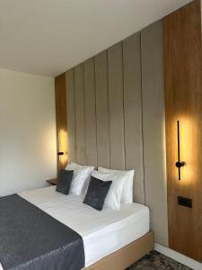 波亚纳布拉索夫Hotel Soimul的一间卧室配有带白色床单和枕头的床。