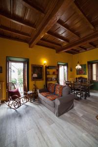 卡尼洛瑞维拉All'Antico Convento的客厅配有沙发和桌子