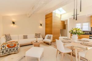 圣特罗佩Villas by Le Yaca Saint-Tropez的客厅配有白色的沙发、桌子和椅子