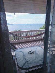 塔沃加La casa de Wili Taboga 62,61,00,07的阳台配有桌子,享有海景。