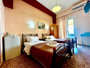 卢特拉艾季普苏Retro Rooms的酒店客房设有两张床和窗户。