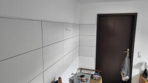 多森海姆Mühltal Guesthouse的浴室设有黑色门和白色瓷砖