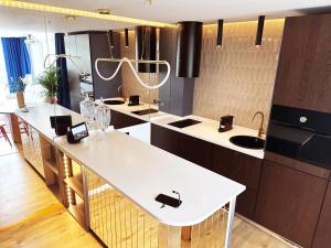 布拉迪斯拉发Ambient lounge with sundeck and free parking的厨房配有白色的柜台和白色的桌子。