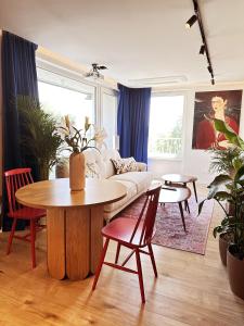 布拉迪斯拉发Ambient lounge with sundeck and free parking的客厅配有沙发和桌子