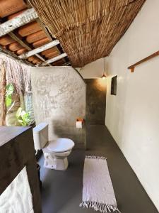 卡拉伊瓦Pousada Quintal Caraíva的一间位于客房内的白色卫生间的浴室