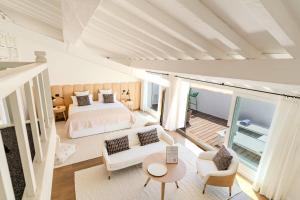 圣特罗佩Villas by Le Yaca Saint-Tropez的一间卧室设有一张床和一间客厅。