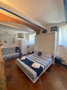 卡莫利Casetta del Marinaio的一间卧室,配有两张床