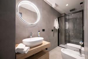 里乔内Meg Lifestyle Hotel & Apartaments的一间带水槽和镜子的浴室