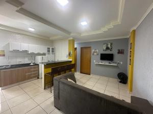 戈亚尼亚AP inteiro com ar condicionado的带沙发的客厅和厨房