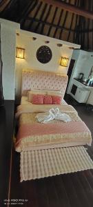 涛岛科林景观度假酒店的一间卧室,配有一张床,床上有一个弓
