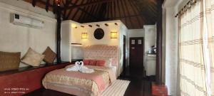 涛岛科林景观度假酒店的一间卧室配有一张白色床 ⁇ 