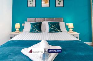 彼得伯勒Luxury 6 Bedroom Contractor House By Your Lettings Short Lets & Serviced Accommodation Peterborough With Free WiFi的蓝色卧室设有一张带蓝色墙壁的大床