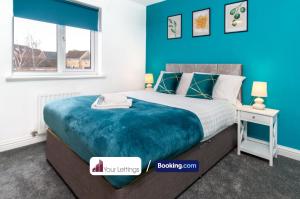 彼得伯勒Luxury 6 Bedroom Contractor House By Your Lettings Short Lets & Serviced Accommodation Peterborough With Free WiFi的一间卧室设有一张蓝色墙壁的大床