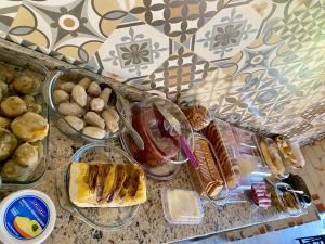 马卡埃Pousada Pedra Grande - SANA的一张桌子上放着不同种类的食物