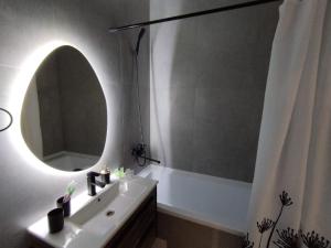 阿拉木图Like Home Hostel na Shevchenko, 162Б的一间带水槽和镜子的浴室