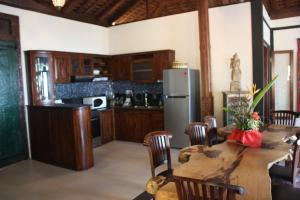 罗威那乔格罗海滩别墅的厨房配有桌子和冰箱