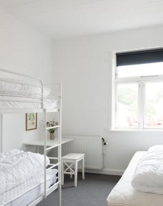 海斯勒Nordliv Strand的一间卧室设有两张双层床和一扇窗户。