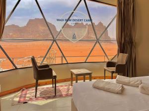 瓦迪拉姆Wadi Rum desert camp的客房设有两张床和大窗户。