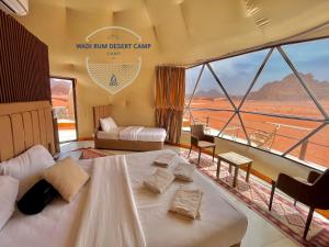 瓦迪拉姆Wadi Rum desert camp的一间设有床铺并享有沙漠景色的客房
