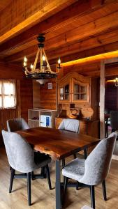 地拉那DAJTI PARADISE RESORT的一间带木桌和椅子的用餐室