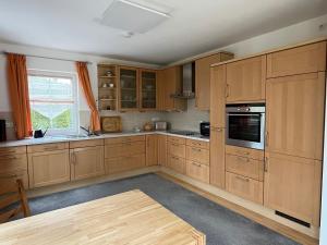 派森贝格Haus Ammertal的厨房配有木制橱柜和桌子。