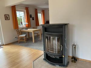 派森贝格Haus Ammertal的客厅设有壁炉和桌子
