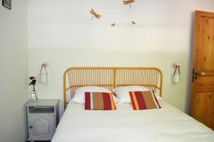 阿莱尼阿Mas Sant Jordi的一间卧室配有一张带两个枕头的床