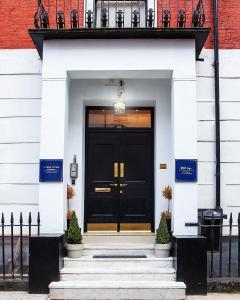 伦敦Putera Puteri Residence的白色建筑的黑色前门