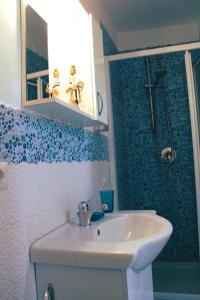 卡斯特拉玛雷帝斯达比亚I Balconcini Sul Porto的一间带水槽和淋浴的浴室