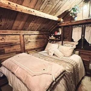 西克斯特Amour & Chocolat的小木屋内一间卧室,配有一张床