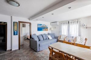 阿莫利亚尼岛Villa Chara的客厅配有蓝色的沙发和桌子