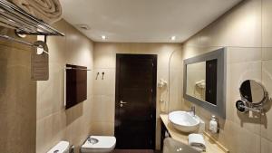巴达霍斯博维达斯酒店的一间带水槽、卫生间和镜子的浴室