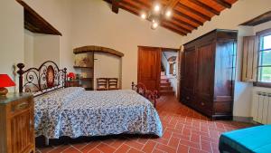 拉达-因基安蒂Casa Selvolini - VOLPAIA的卧室配有一张床