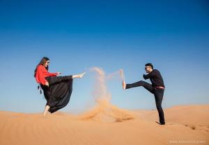 斋沙默尔Royal Adventure Camp & Resort的两个站在沙漠的沙子里的人