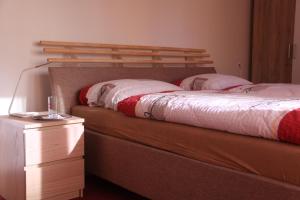 布尔诺科尔波勒旅馆的一间卧室配有一张带木制床头板和床头柜的床。