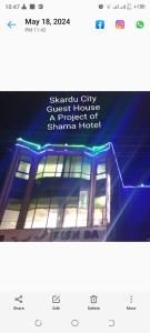 锡卡都Skardu city Guest house的建筑物的屏幕图,上面有标志