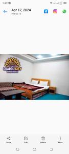 锡卡都Skardu city Guest house的一张带两张床的房间的照片