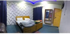 锡卡都Skardu city Guest house的一间卧室,卧室内设有一张床和一扇门